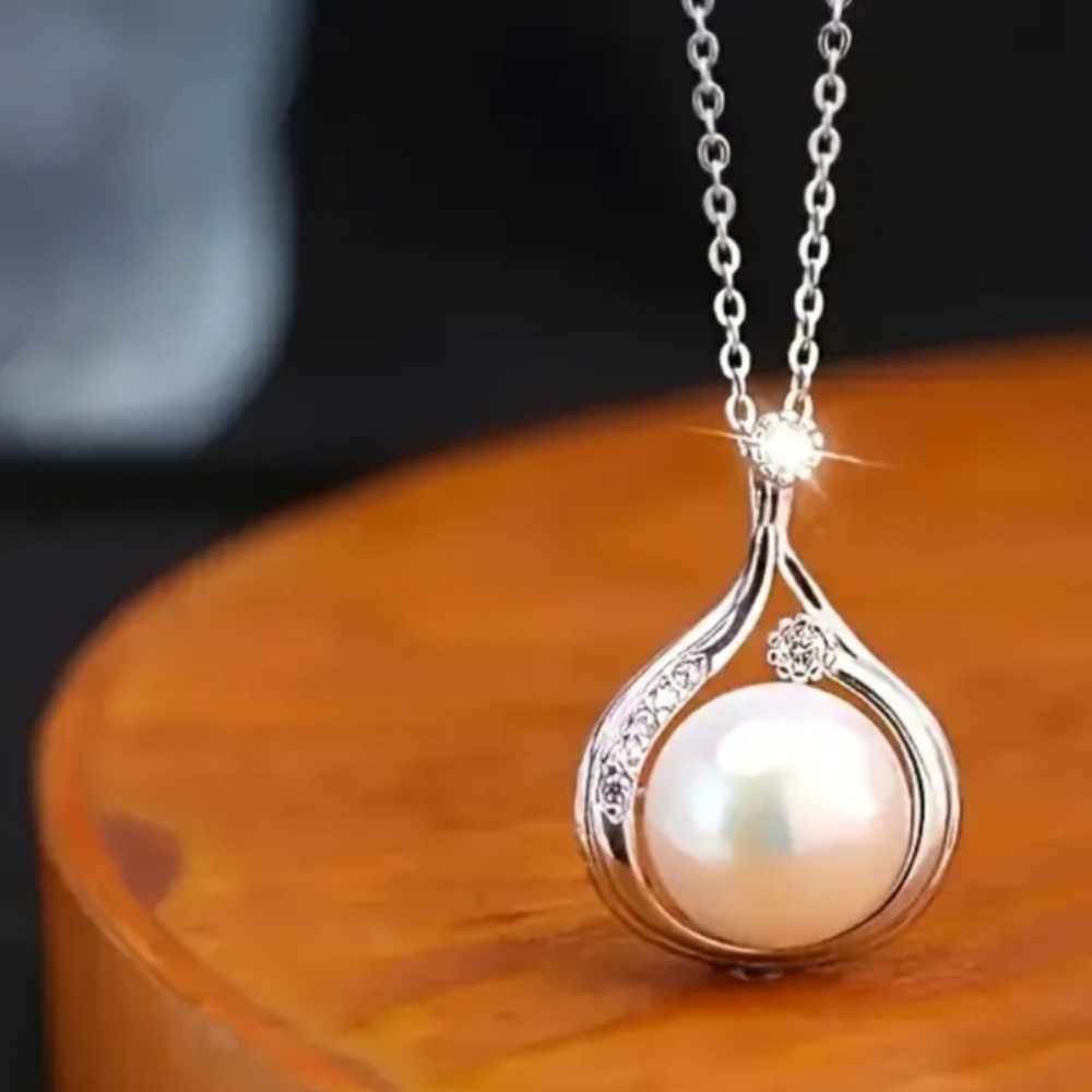 925 Silver simulated pearl necklace w/zircon NWT. Fast Ship. Beautiful Design.